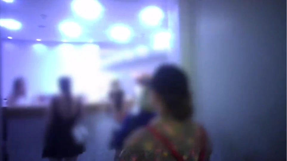 Ο «φεμινιστικός τομέας» του Ρουβίκωνα έκανε παρέμβαση σε κέντρο αισθητικής στο Κολωνάκι (βίντεο)